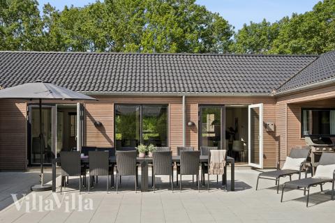 Nyd en grillaften på terrassen i luksushus nr. 612 i Sydjylland