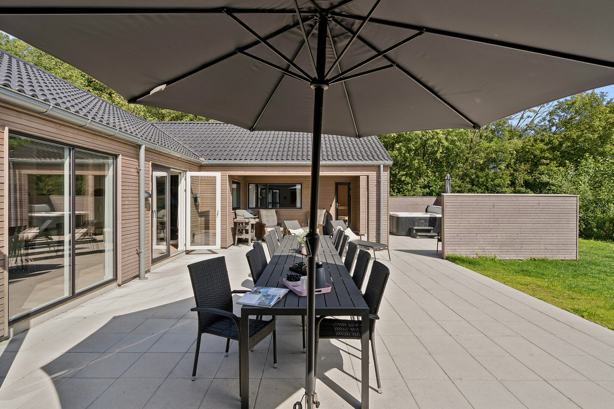 På terrassen i sommerhus nr. 612 er der plads til 24 personer.