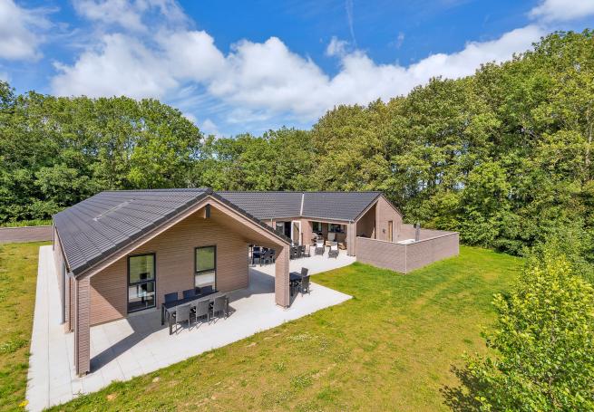 Dette skønne poolhus nr. 612 med plads til 24 personer ligger i Sydjylland