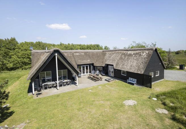 Dette skønne poolhus nr. 182 med plads til 20 personer ligger i Sydjylland