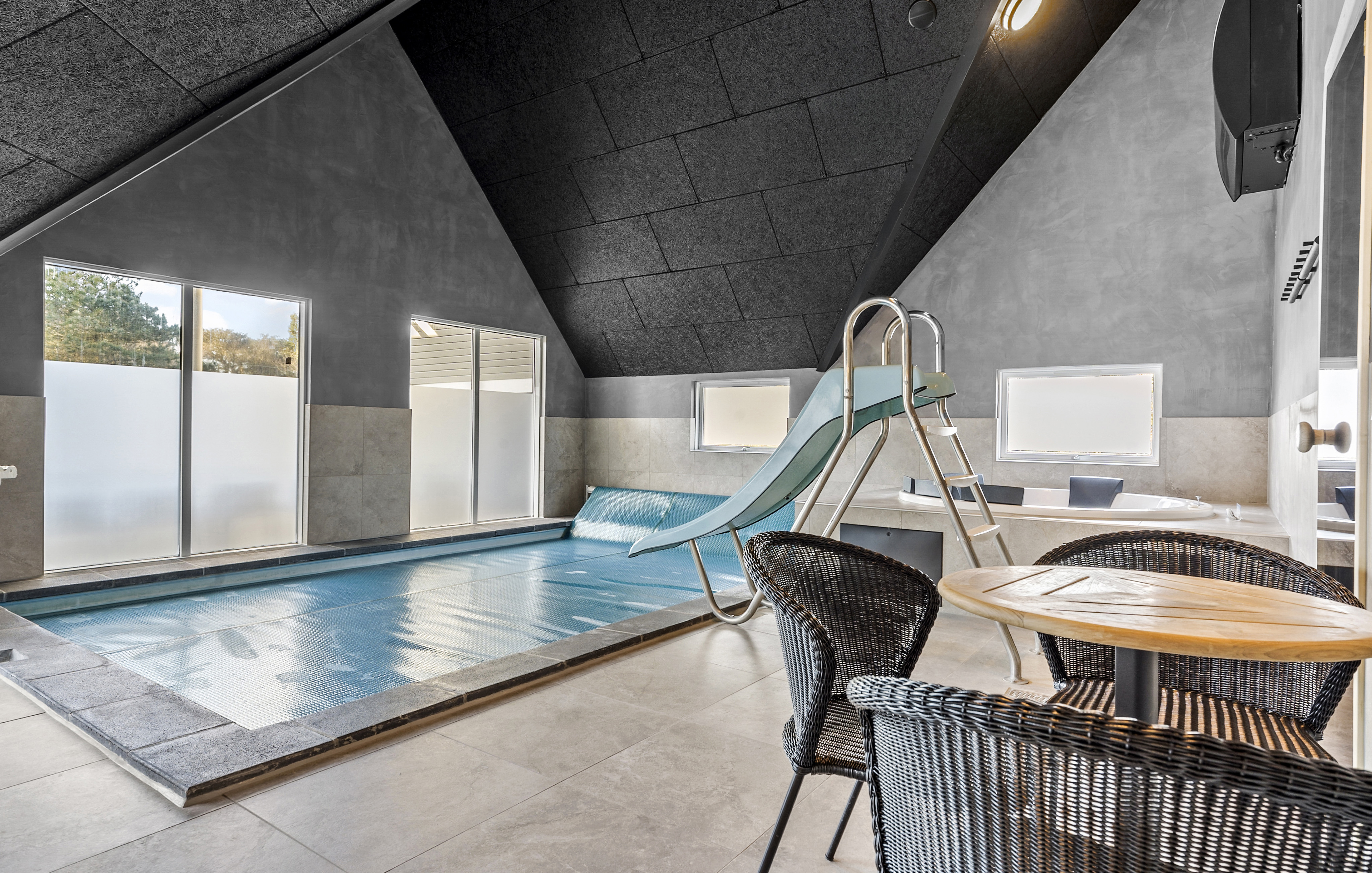 Sommerhus 182 er indrettet med en lækker poolafdeling med vandrutsjebane, dejlig stor indbygget spabad og sauna