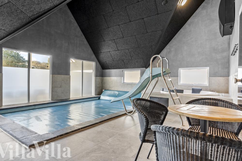 Sommerhus 182 er indrettet med en lækker poolafdeling med vandrutsjebane, dejlig stor indbygget spabad og sauna