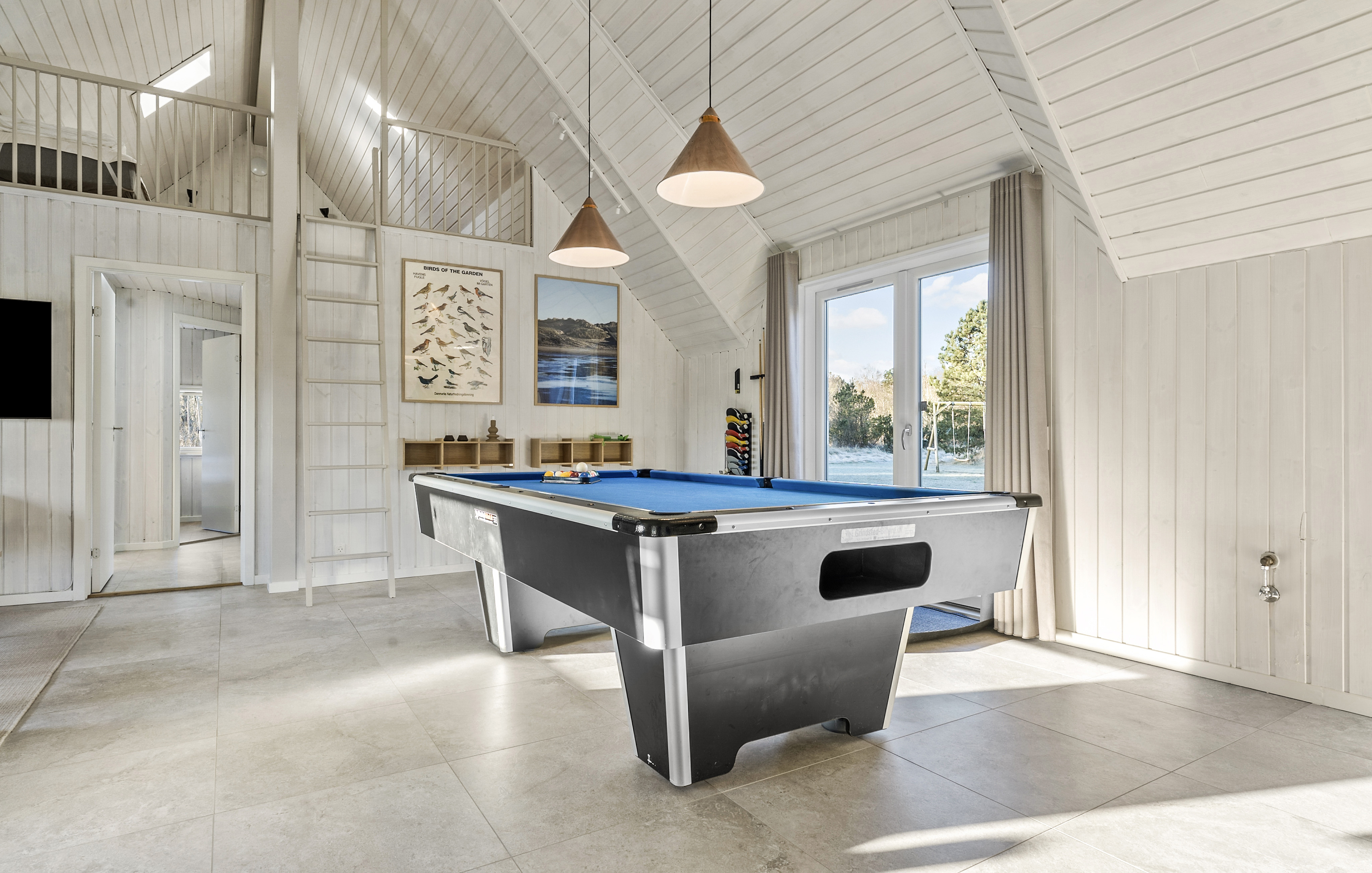 Ud over de mange timer, man kan bruge i husets pool-afdeling, så byder luksushus 182 også på billard/bordtennis og dart