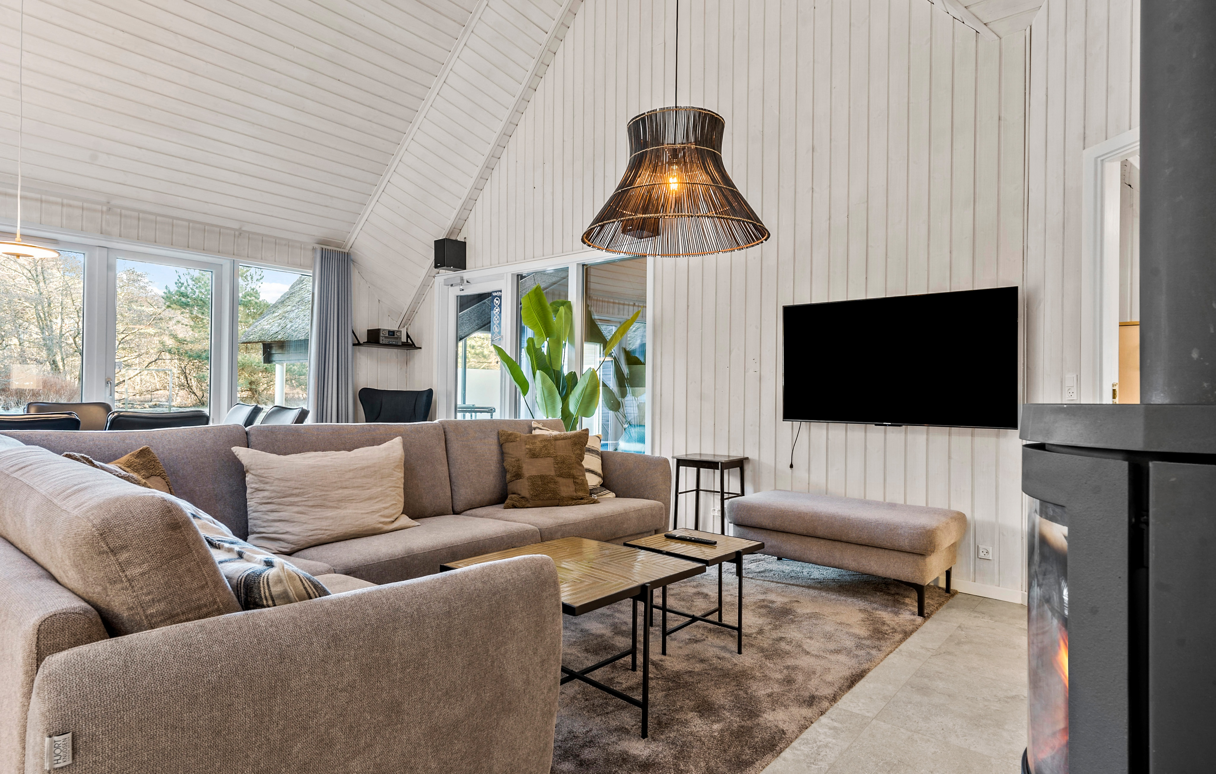 Der er mulighed for hygge i sommerhusets sofaarrangement, når I besøger luksushus nr. 182