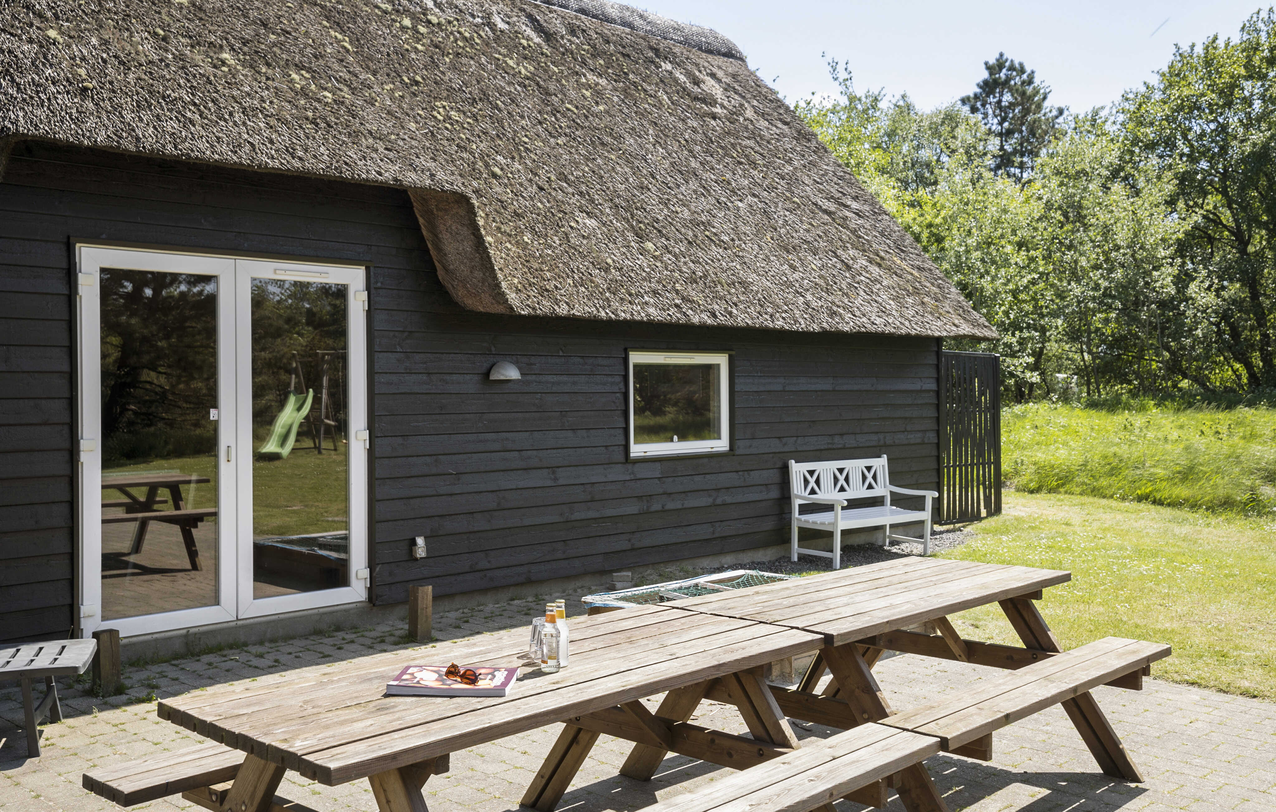 Nyd en grillaften på terrassen i luksushus nr. 182 i Sydjylland