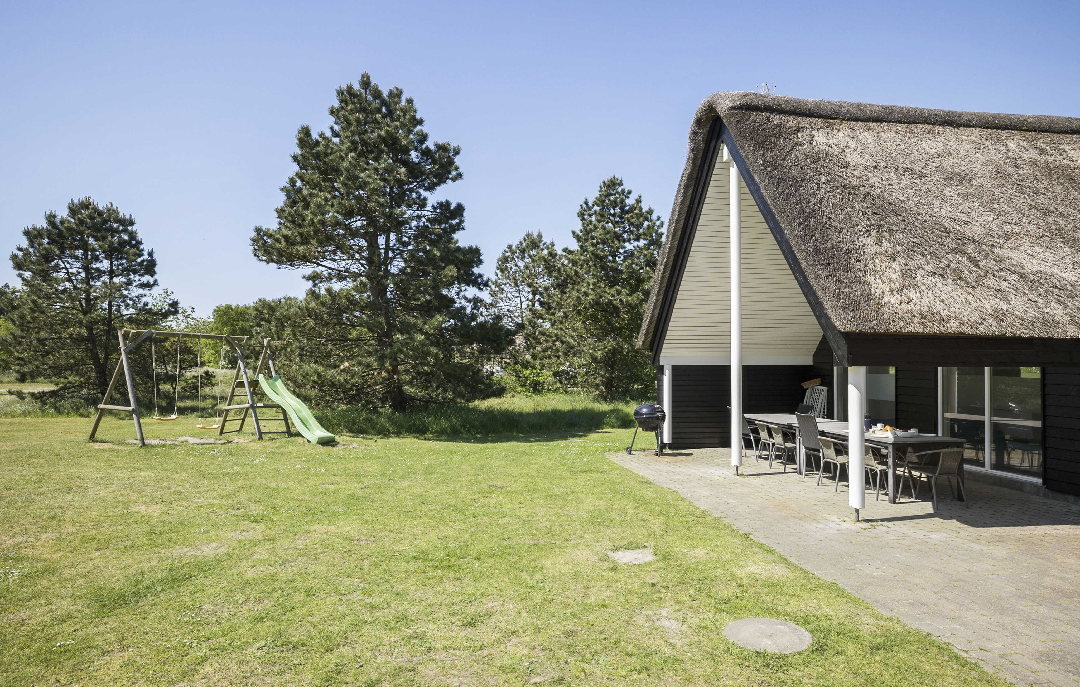 På terrassen i sommerhus nr. 182 er der plads til 20 personer.