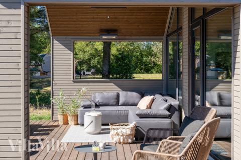 Luksushus nr. 593 har en dejlig terrasse med gode havemøbler til 14 personer.