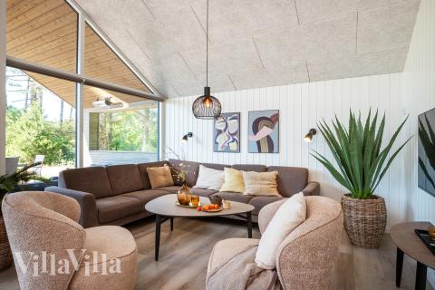 Der er mulighed for hygge i sommerhusets sofaarrangement, når I besøger luksushus nr. 593