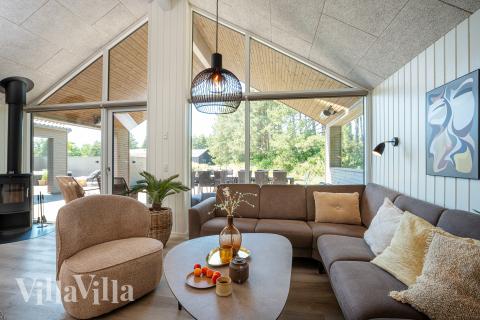 Sofaen i luksushus 593 i Sydjylland indbyder til brætspil eller at se en film sammen.