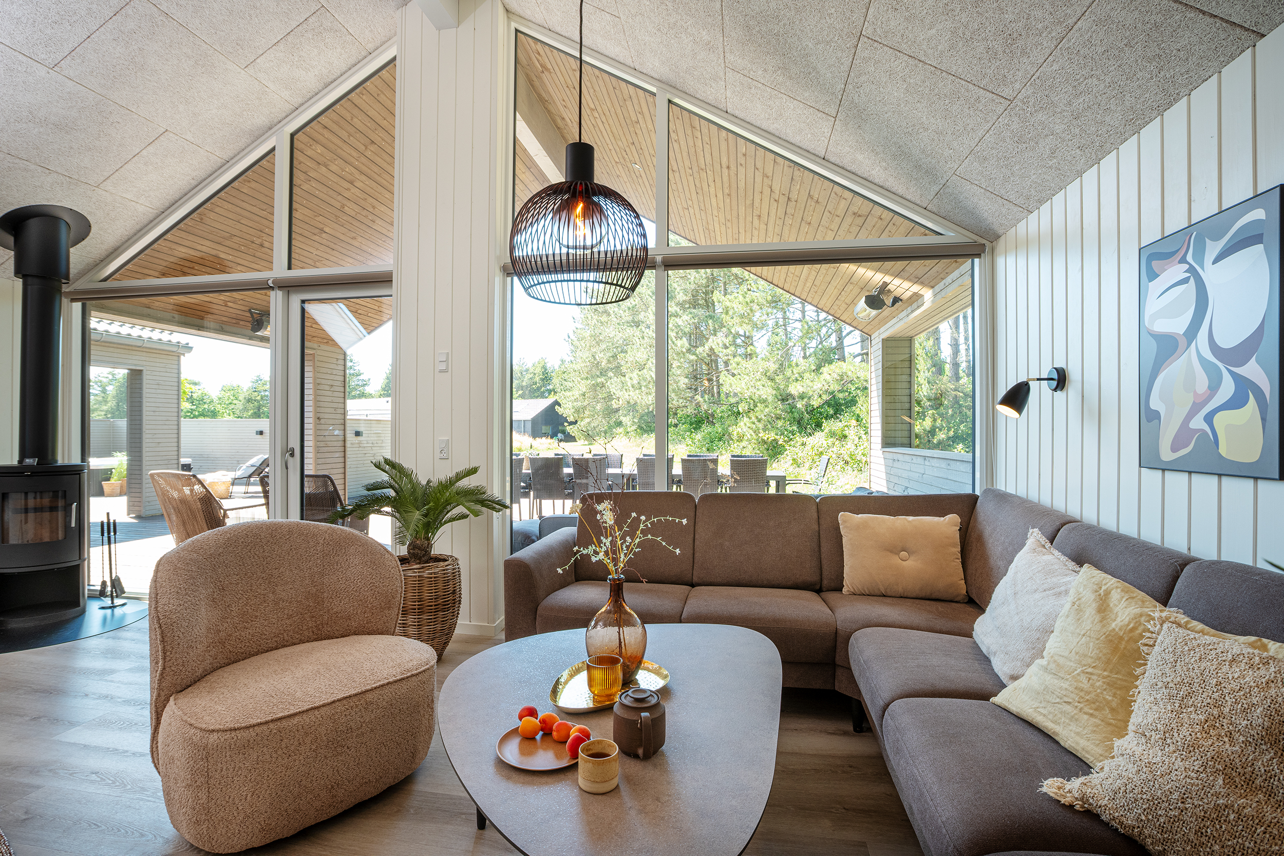 Der er mulighed for hygge i sommerhusets sofaarrangement, når I besøger luksushus nr. 593