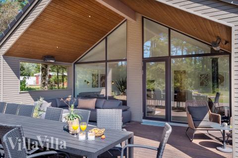 Nyd en grillaften på terrassen i luksushus nr. 593 i Sydjylland