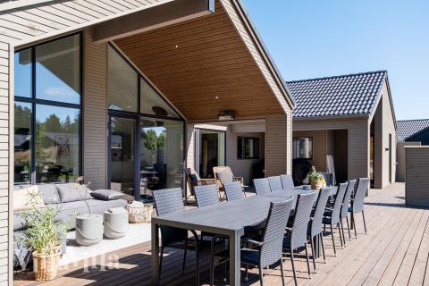 På terrassen i sommerhus nr. 593 er der plads til 14 personer.