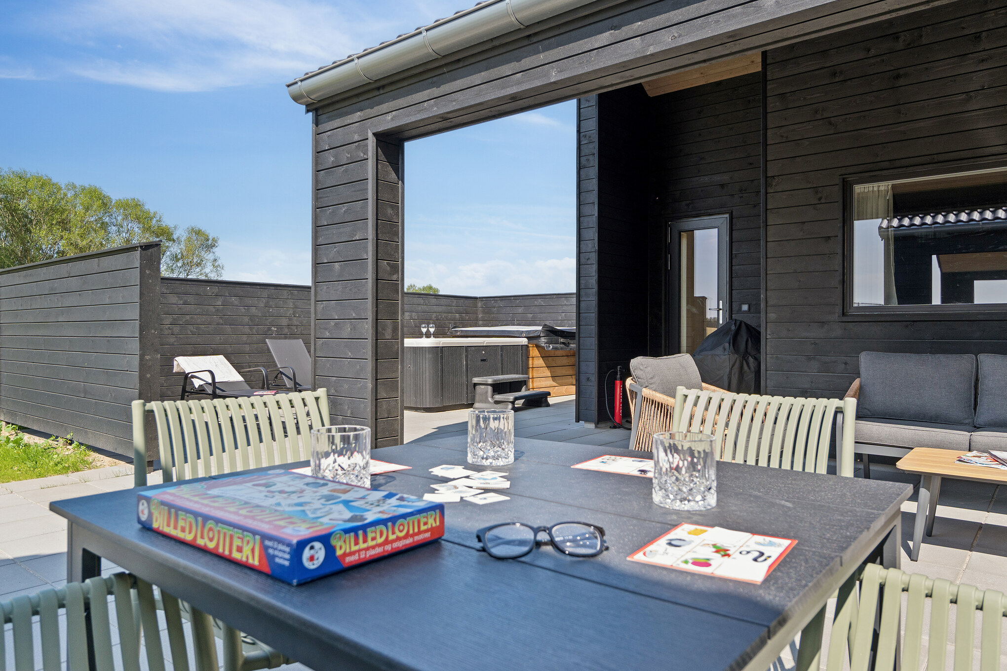 Nyd en grillaften på terrassen i luksushus nr. 667 i Fyn og øer
