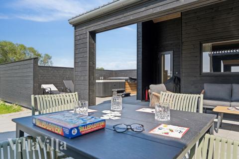 Nyd en grillaften på terrassen i luksushus nr. 667 i Fyn og øer