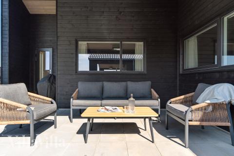 På terrassen i sommerhus nr. 667 er der plads til 18 personer.