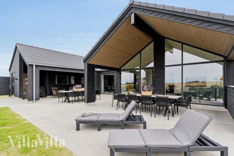 Luksushus nr. 668 har en dejlig terrasse med gode havemøbler til 16 personer.