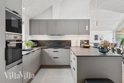 Køkkenet i luksushus nr. 668 er udstyrret, så I let kan lave mad til 16 personer.