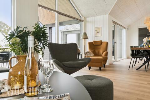 Sofaen i luksushus 668 i Fyn og øer indbyder til brætspil eller at se en film sammen.