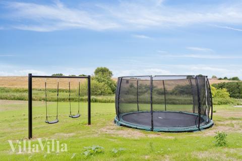 I det attraktive aktivitesrum i luksushus nr. 668 i Fyn og øer  er der masser af udendørs aktiviteter, f.eks. legetårn og gynge