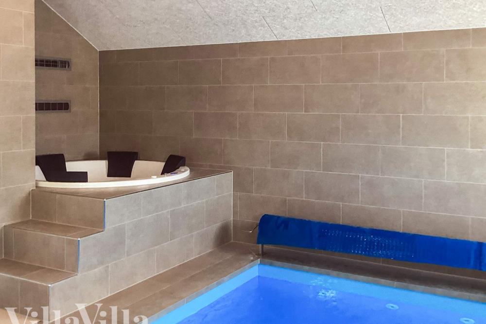 Sommerhus 670 er indrettet med en lækker poolafdeling med vandrutsjebane, dejlig stor indbygget spabad og sauna