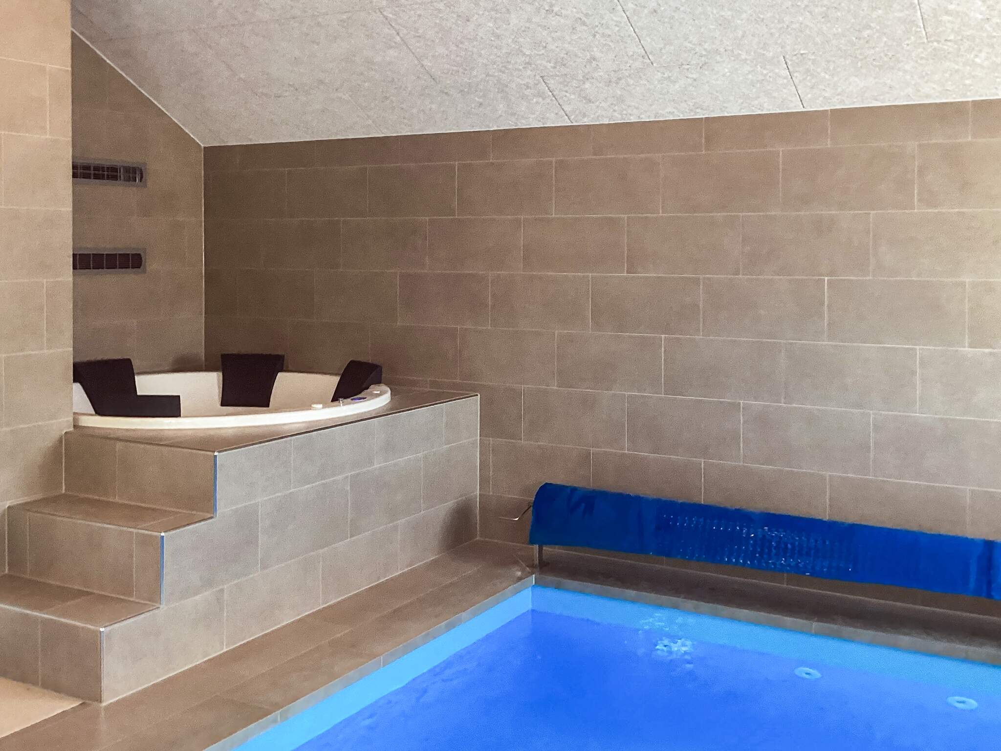 Sommerhus 670 er indrettet med en lækker poolafdeling med vandrutsjebane, dejlig stor indbygget spabad og sauna