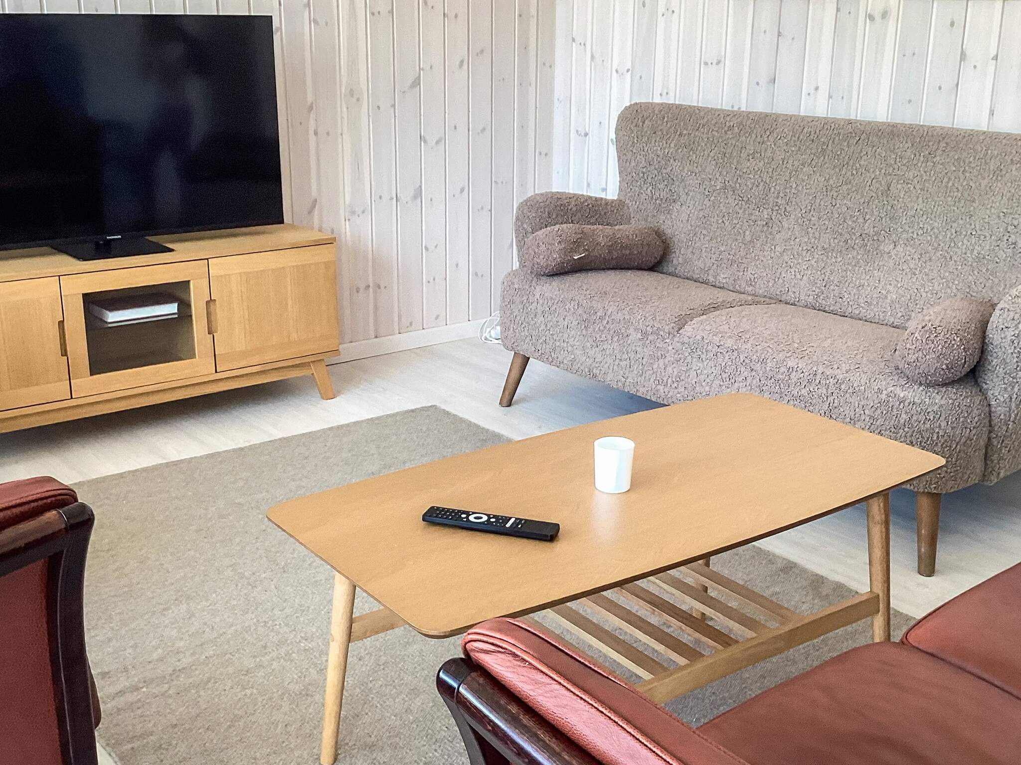 Sofaen i luksushus 670 i Lolland/Falster/Møn indbyder til brætspil eller at se en film sammen.