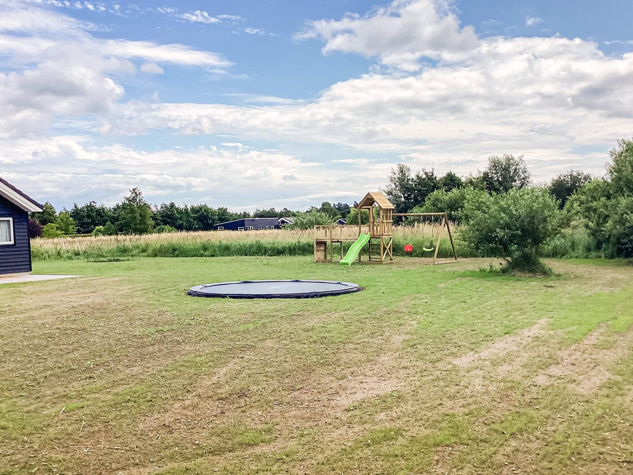 I det attraktive aktivitesrum i luksushus nr. 670 i Lolland/Falster/Møn  er der masser af udendørs aktiviteter, f.eks. legetårn og gynge