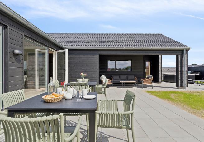 Luksushus nr. 695 har en dejlig terrasse med gode havemøbler til 20 personer.
