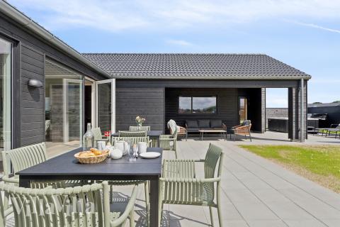 Luksushus nr. 695 har en dejlig terrasse med gode havemøbler til 20 personer.