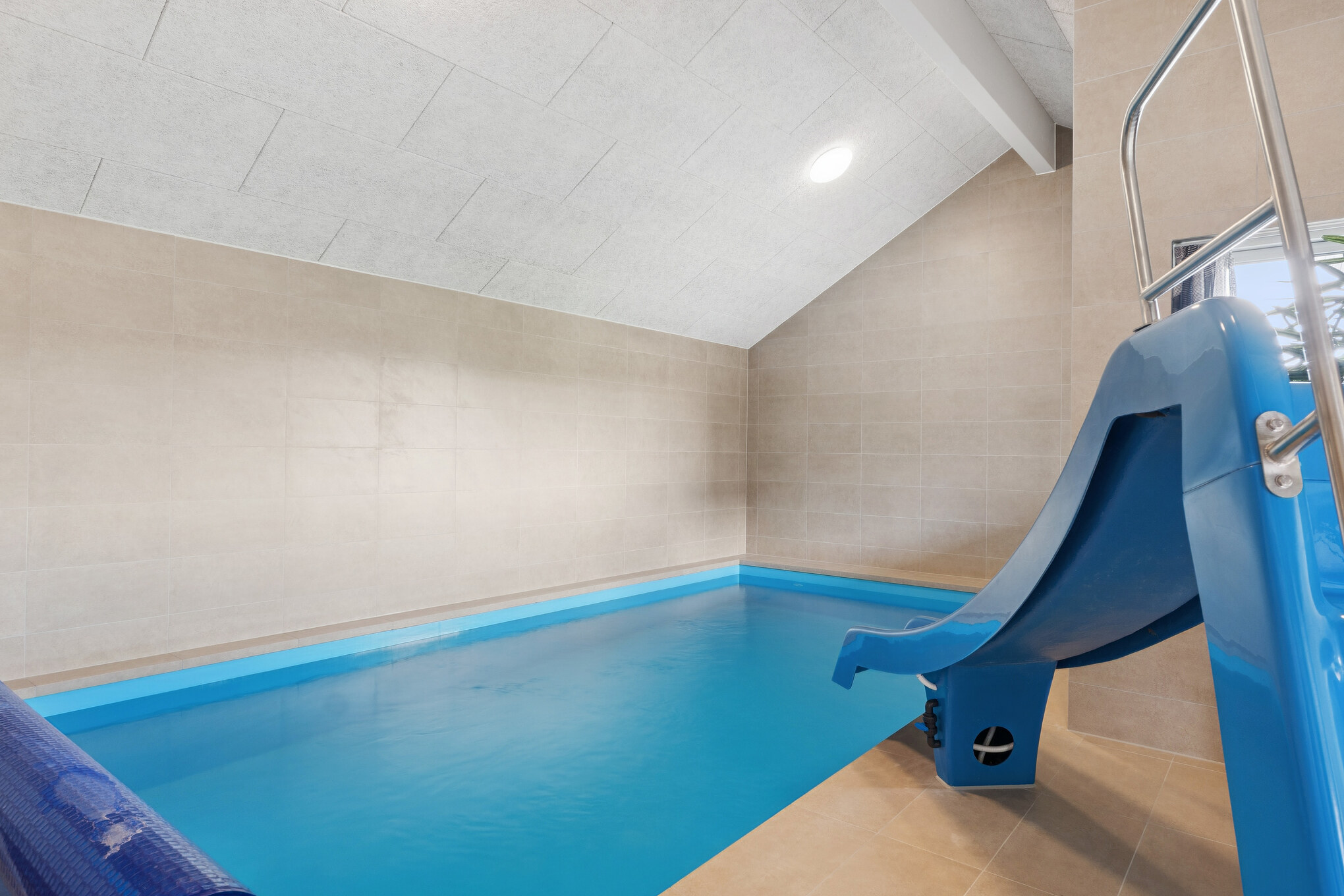 Sommerhus 695 er indrettet med en lækker poolafdeling med vandrutsjebane, dejlig stor indbygget spabad og sauna