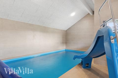 Sommerhus 695 er indrettet med en lækker poolafdeling med vandrutsjebane, dejlig stor indbygget spabad og sauna