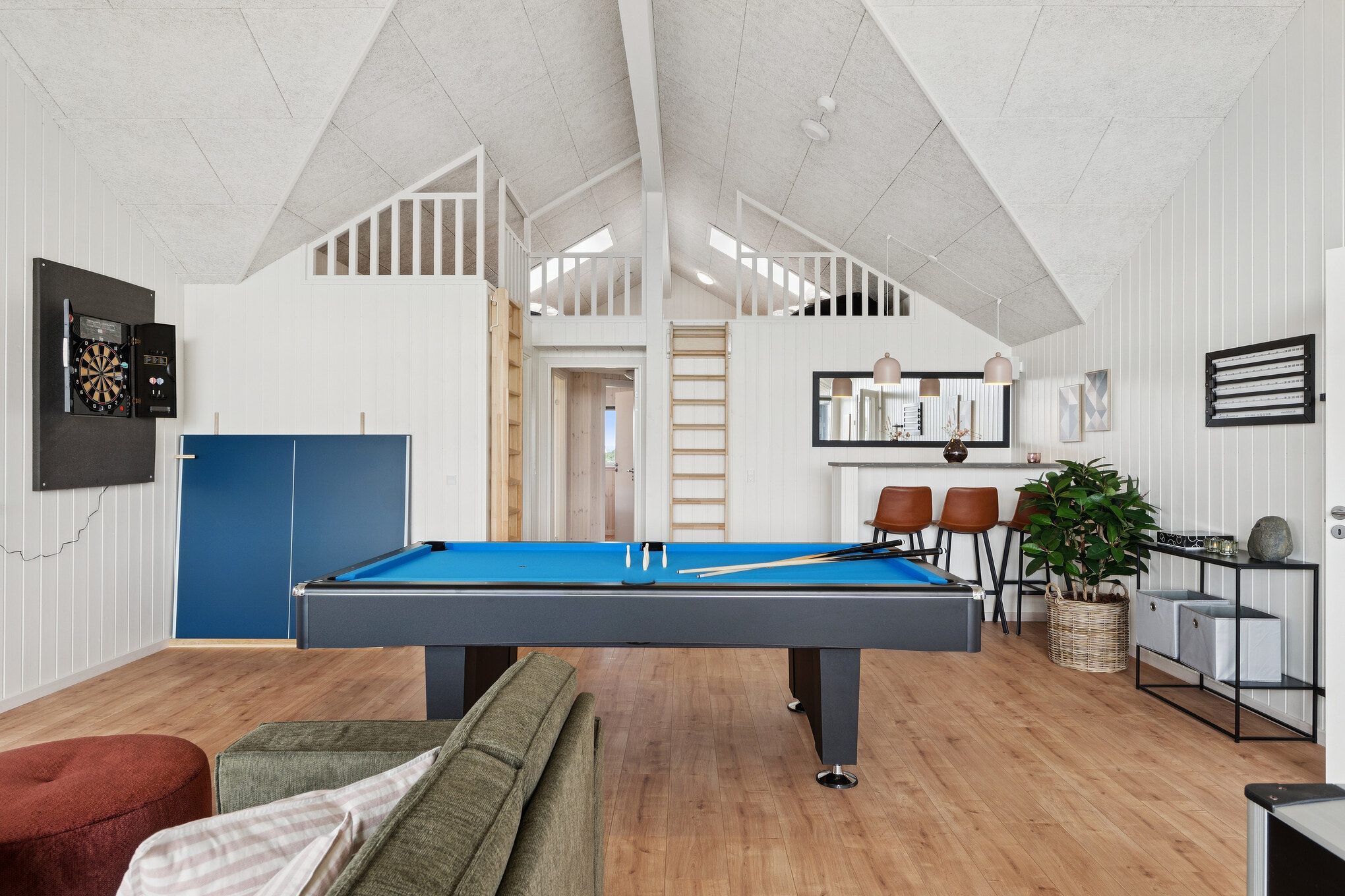 Ud over de mange timer, man kan bruge i husets pool-afdeling, så byder luksushus 695 også på billard/bordtennis og dart