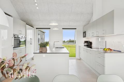 Køkkenet i luksushus nr. 695 er udstyrret, så I let kan lave mad til 20 personer.