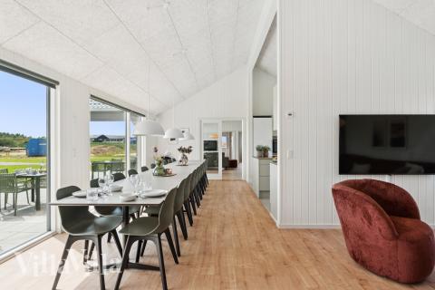 I kan sagtens side 20 personer sammen i sommerhusets opholdsrum, når I besøger luksushus 695 i Fyn og øer.