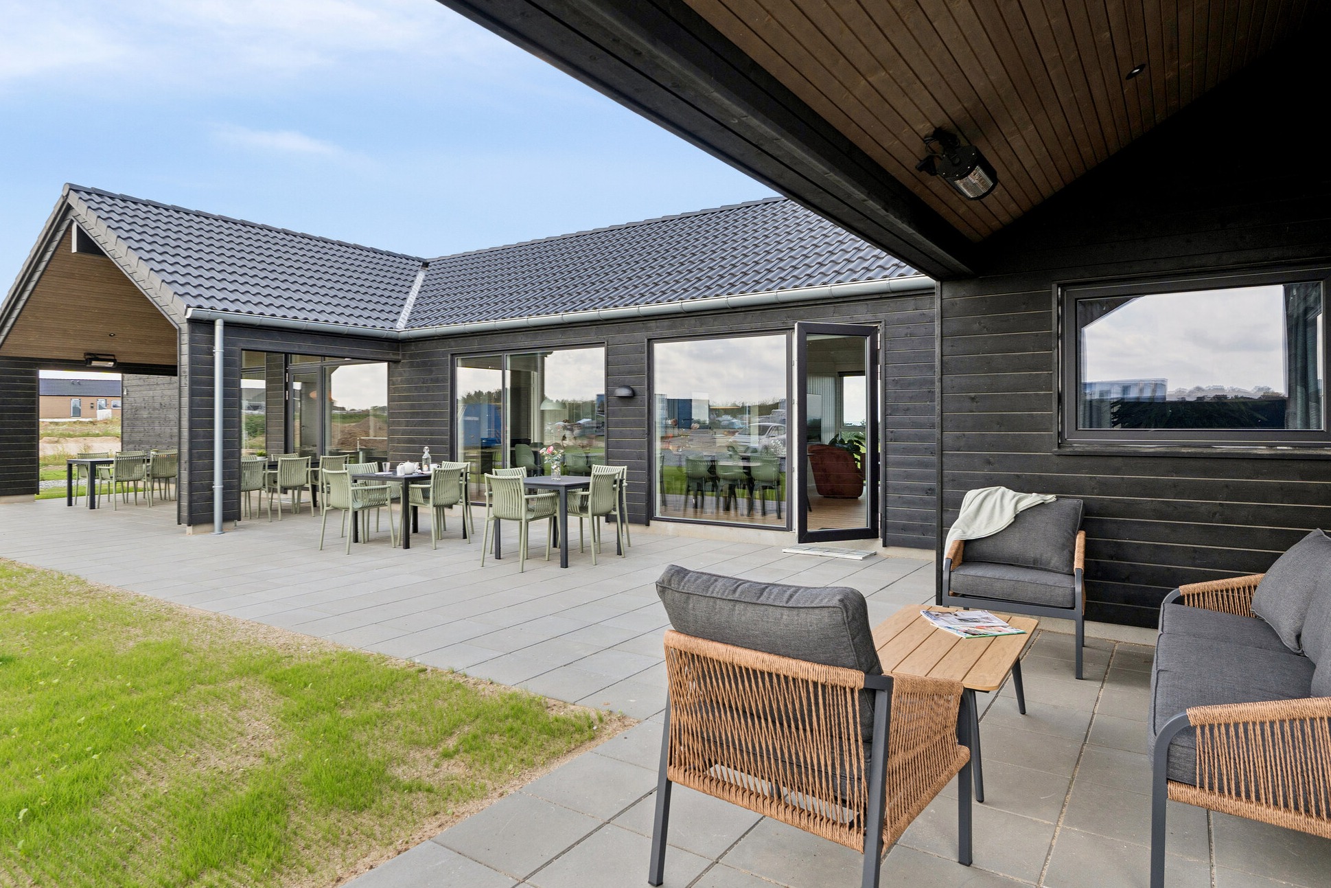 På terrassen i sommerhus nr. 695 er der plads til 20 personer.
