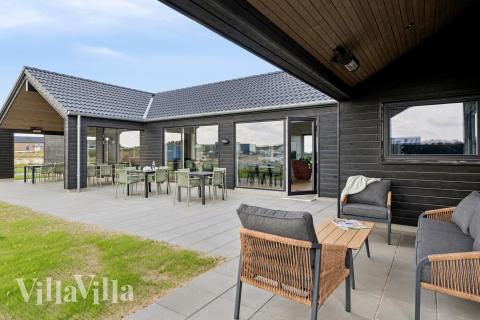 På terrassen i sommerhus nr. 695 er der plads til 20 personer.