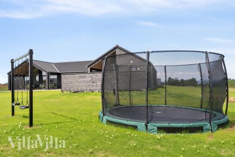 I det attraktive aktivitesrum i luksushus nr. 695 i Fyn og øer  er der masser af udendørs aktiviteter, f.eks. legetårn og gynge