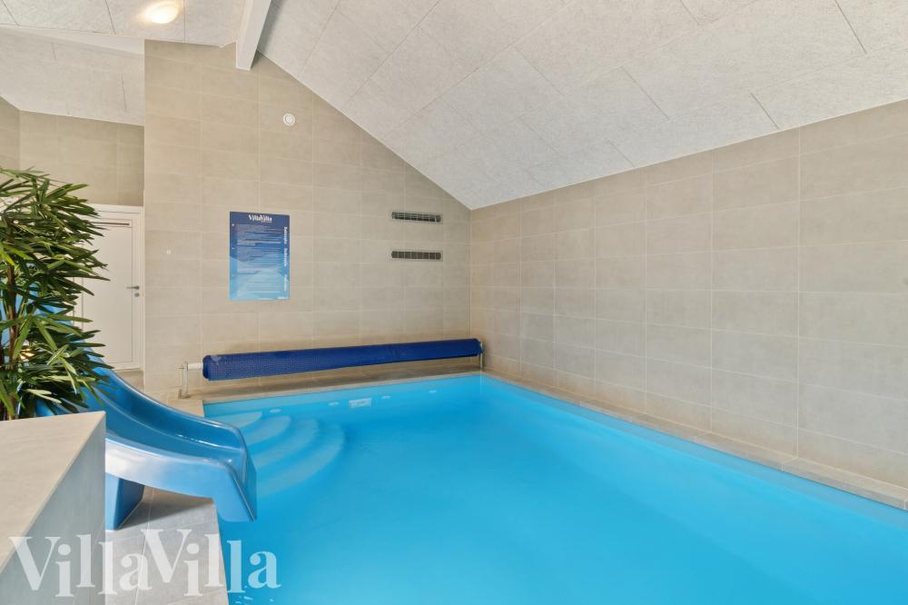Sommerhus 811 er indrettet med en lækker poolafdeling med vandrutsjebane, dejlig stor indbygget spabad og sauna