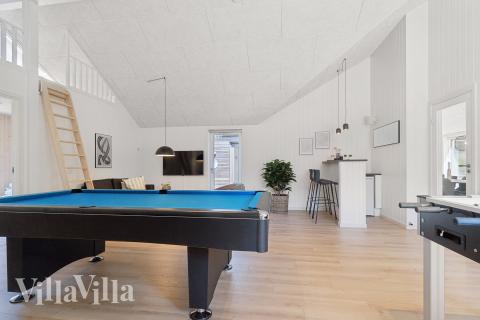 Aktivitetsrum i luksushus nr. 811 med 6 soveværelser og plads til 16 personer.