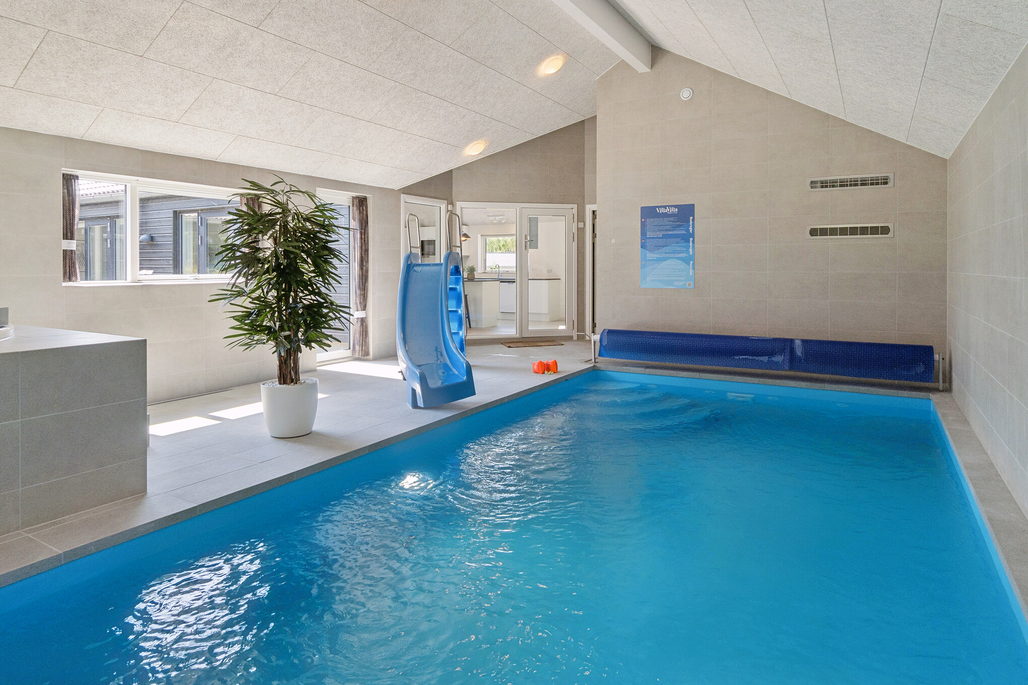 Sommerhus 815 er indrettet med en lækker poolafdeling med vandrutsjebane, dejlig stor indbygget spabad og sauna