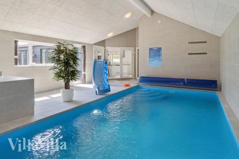 Sommerhus 815 er indrettet med en lækker poolafdeling med vandrutsjebane, dejlig stor indbygget spabad og sauna