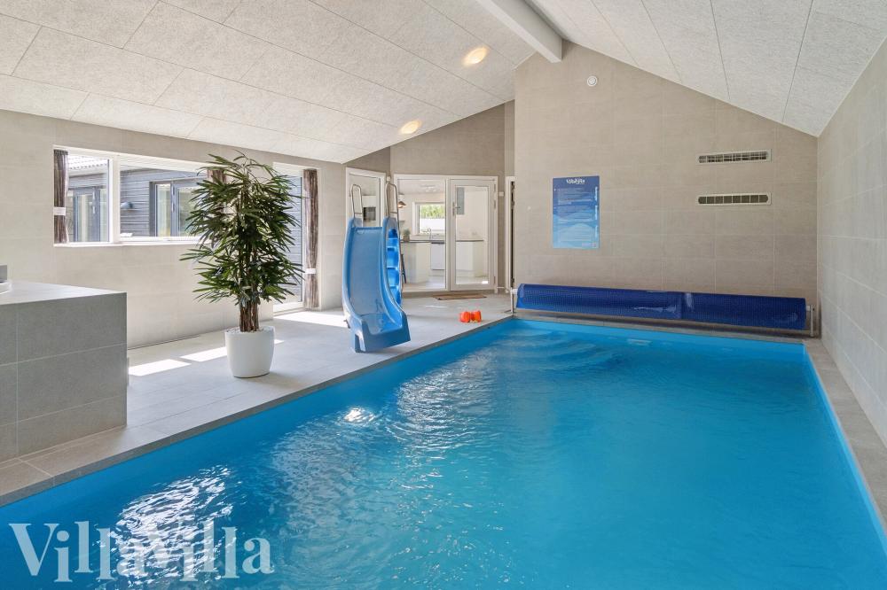 Sommerhus 815 er indrettet med en lækker poolafdeling med vandrutsjebane, dejlig stor indbygget spabad og sauna