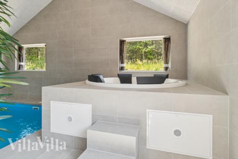 Nyd varmen i spaen i luksushus nr. 815 i Østjylland