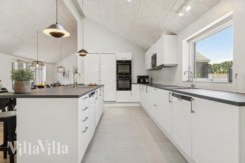 Køkkenet i luksushus nr. 815 er udstyrret, så I let kan lave mad til 26 personer.