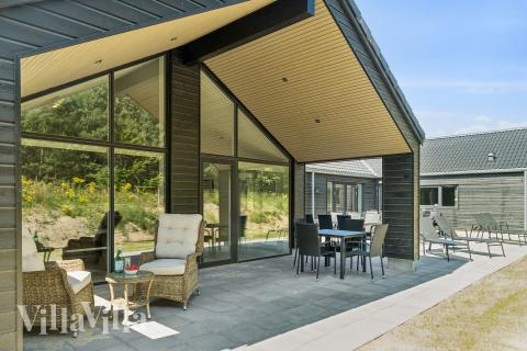 På terrassen i sommerhus nr. 815 er der plads til 26 personer.