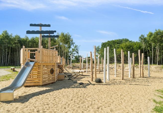 I det attraktive aktivitesrum i luksushus nr. 802 i Østjylland  er der masser af udendørs aktiviteter, f.eks. legetårn og gynge