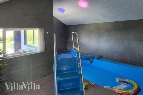 Den lækre pool i luksushuse nr. 668 til 16 personer