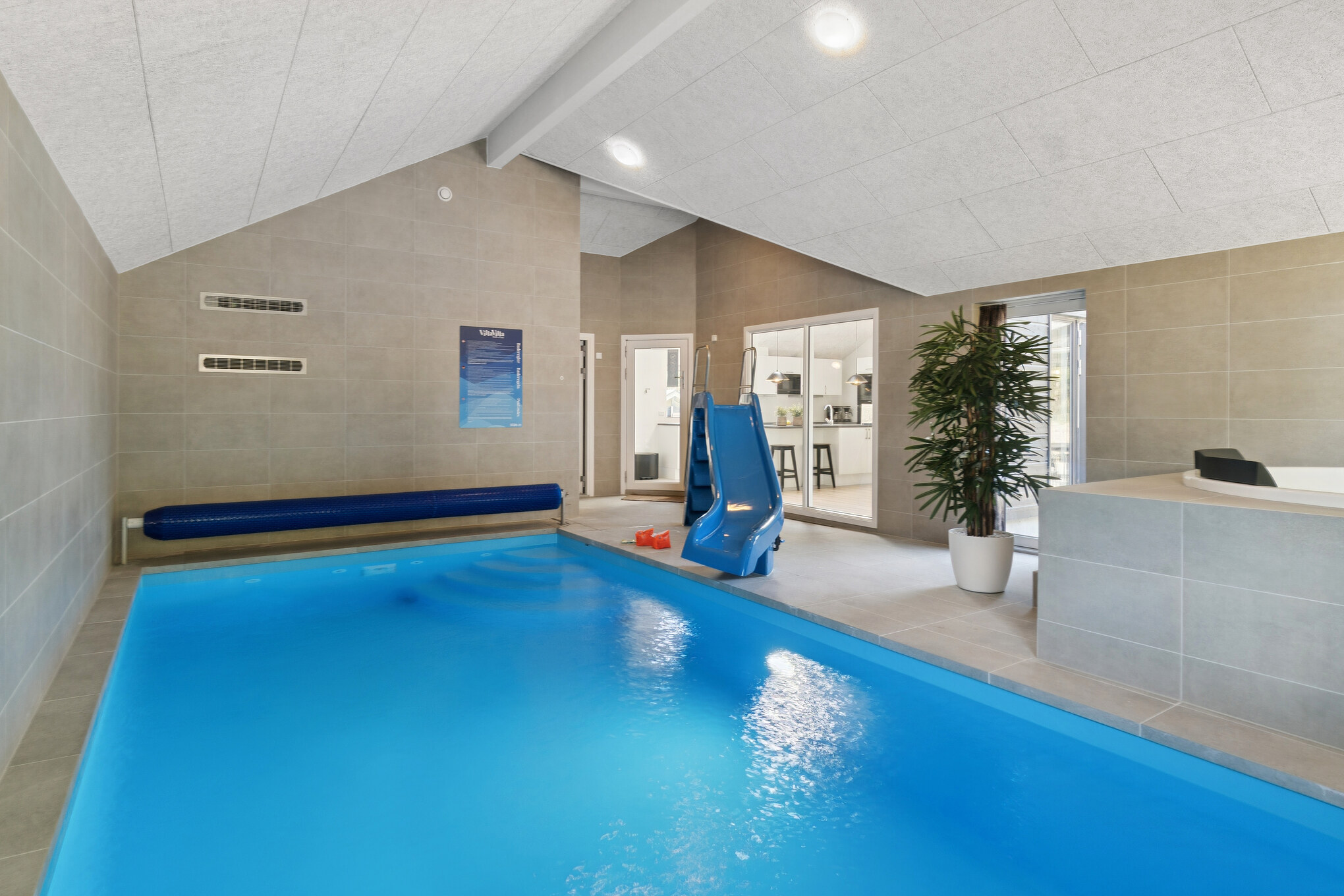 Sommerhus 817 er indrettet med en lækker poolafdeling med vandrutsjebane, dejlig stor indbygget spabad og sauna