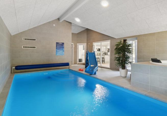 Sommerhus 817 er indrettet med en lækker poolafdeling med vandrutsjebane, dejlig stor indbygget spabad og sauna