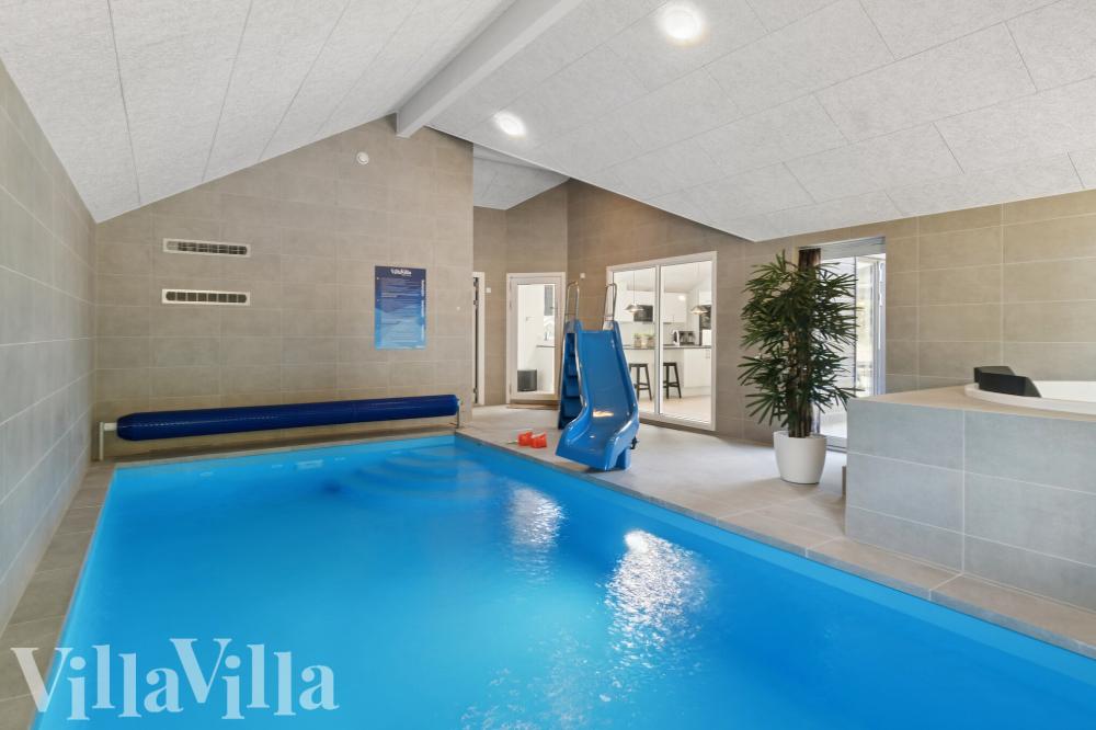 Sommerhus 817 er indrettet med en lækker poolafdeling med vandrutsjebane, dejlig stor indbygget spabad og sauna